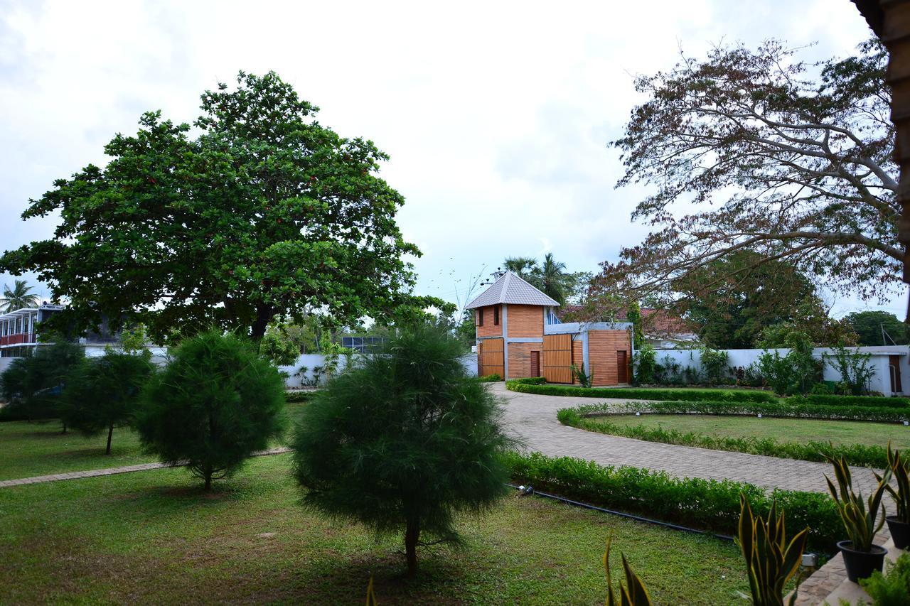 Laya Waves Hotel Passikudah Exterior photo